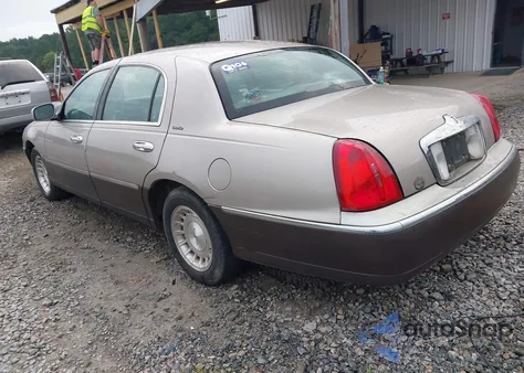 1999 Lincoln Town Car Executive z USA, uszkodzony, nr VIN 1LNHM81W1XY638614